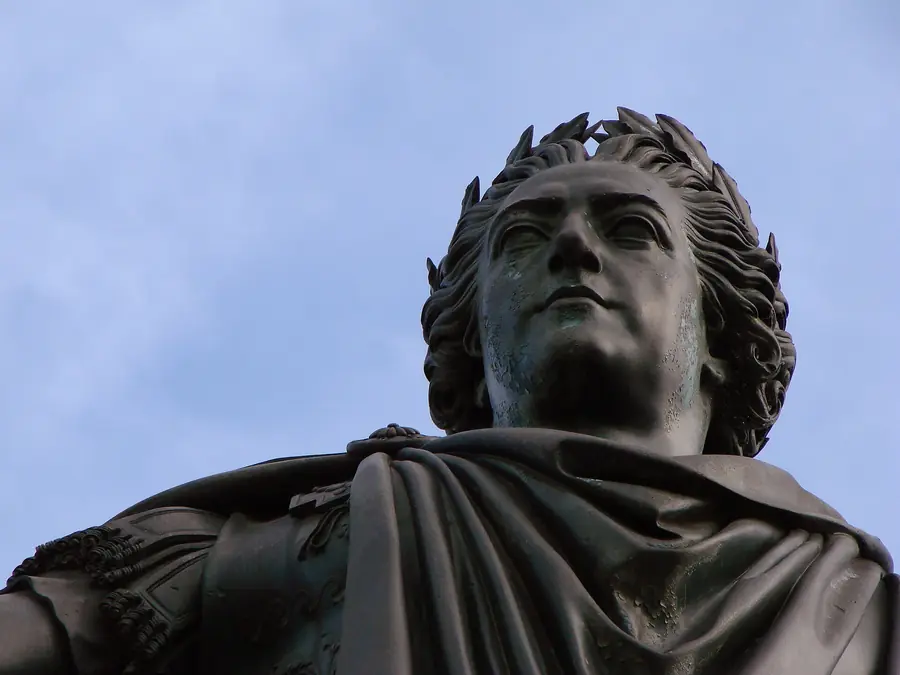 Louis XV couronné de lauriers, détail de la statue de la place Royale à Reims