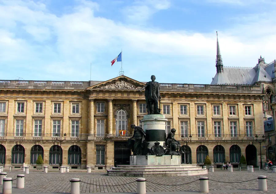 Statue de Louis XV en empereur romain sur la place Royale de Reims
