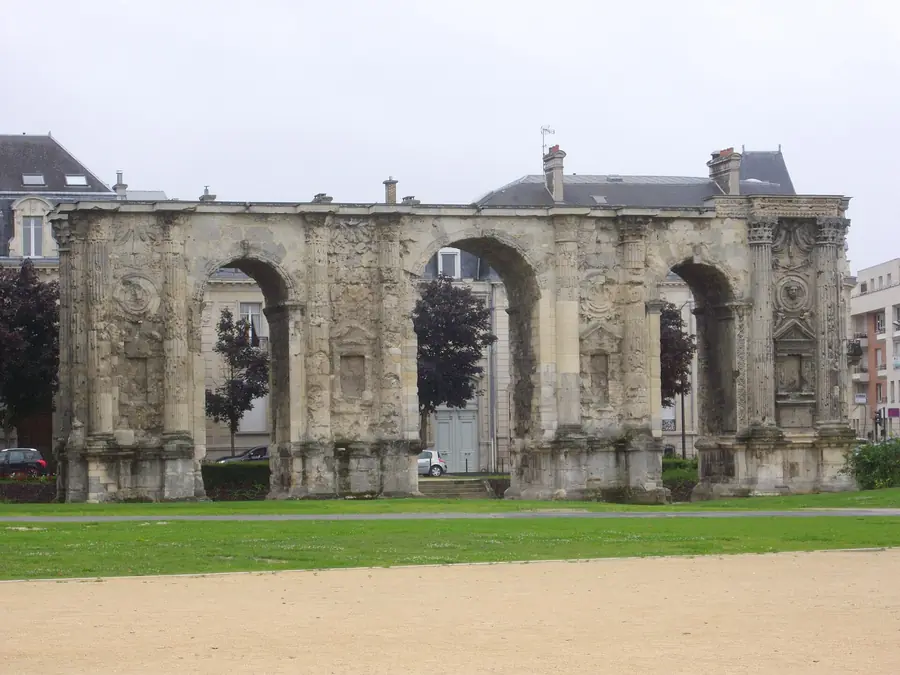 La Porte de Mars, arc de triomphe romain du IIIe siècle à Reims